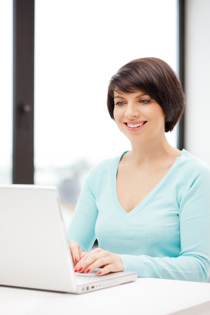 imagen de mujer feliz con computadora portátil