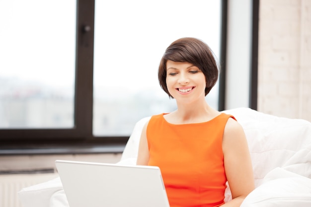 imagen de mujer feliz con computadora portátil