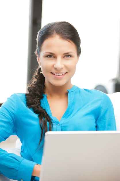imagen de mujer feliz con computadora portátil
