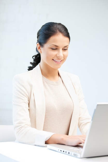 imagen de mujer feliz con computadora portátil