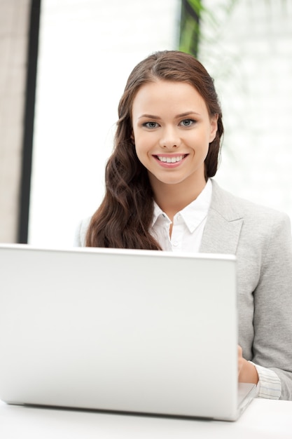 imagen de mujer feliz con computadora portátil