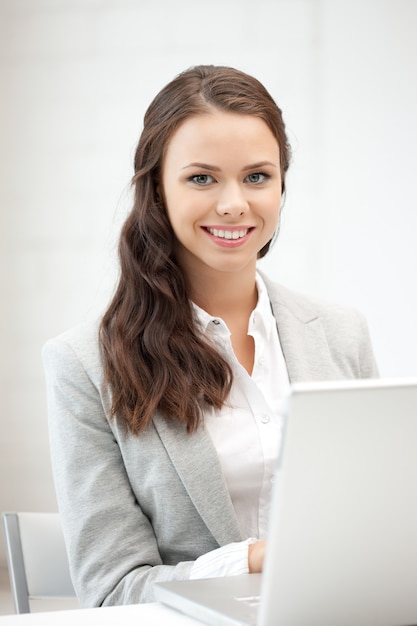 imagen de mujer feliz con computadora portátil