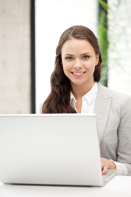 imagen de mujer feliz con computadora portátil