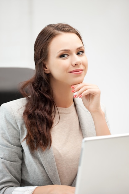 imagen de mujer feliz con computadora portátil