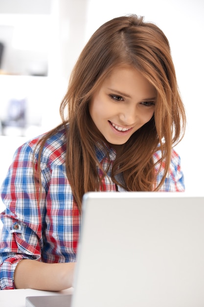 Foto imagen de mujer feliz con computadora portátil