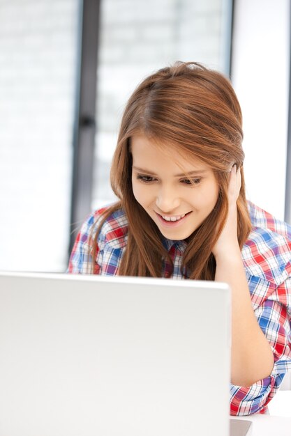 Foto imagen de mujer feliz con computadora portátil