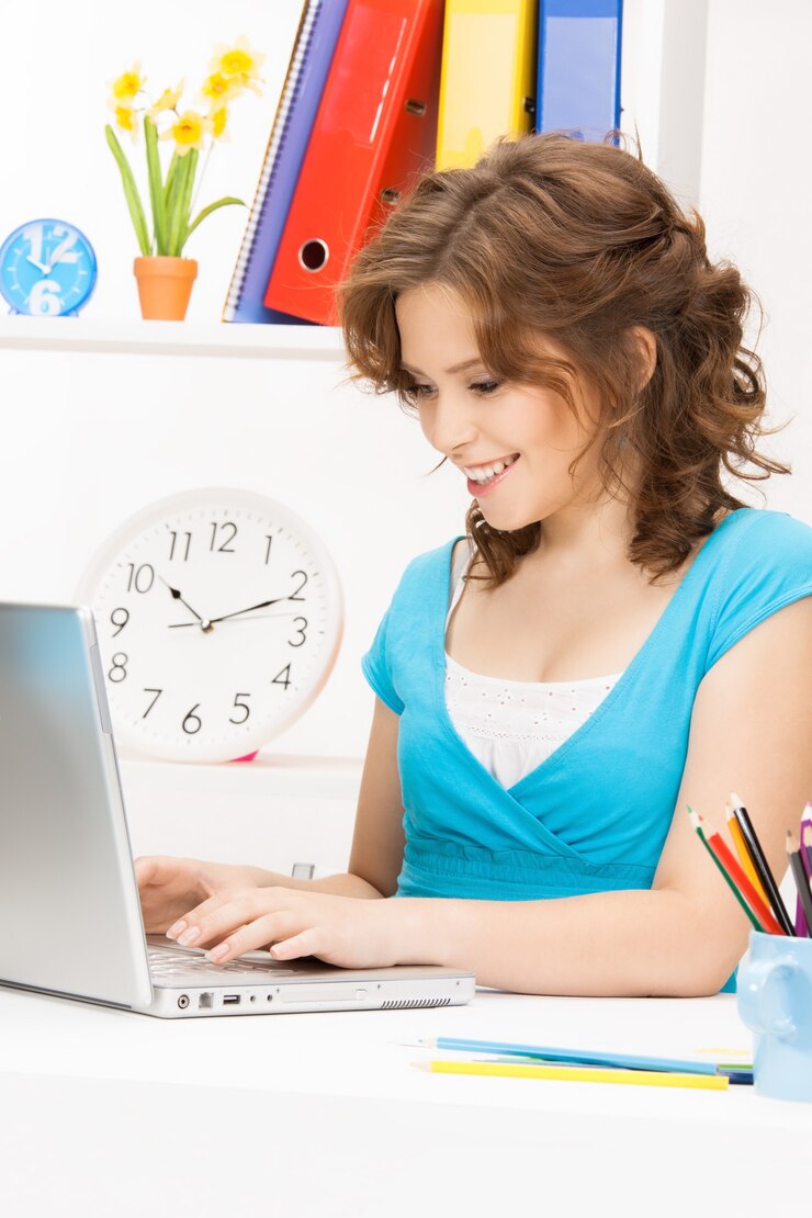 Foto imagen de mujer feliz con computadora portátil