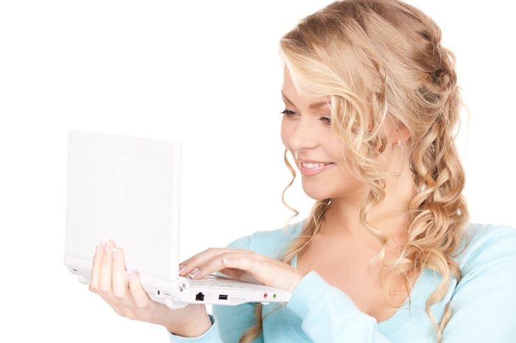 Foto imagen de mujer feliz con computadora portátil