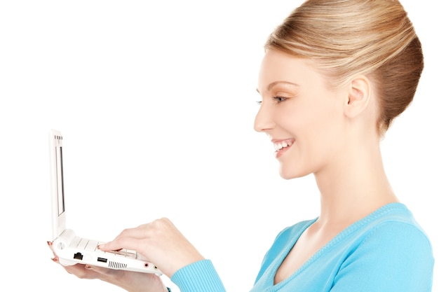 imagen de mujer feliz con computadora portátil