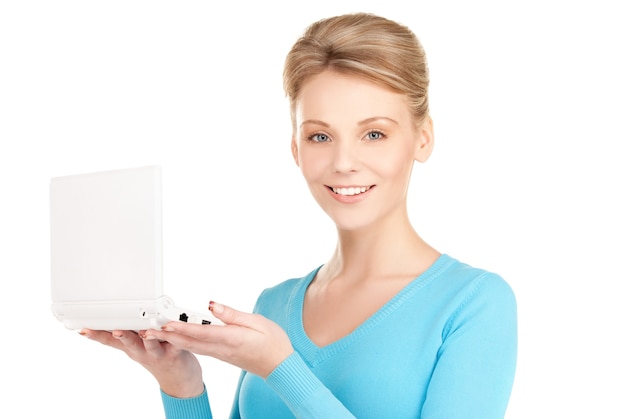 imagen de mujer feliz con computadora portátil