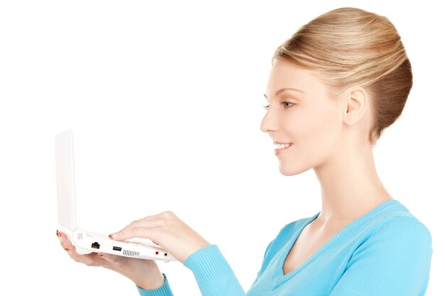 imagen de mujer feliz con computadora portátil