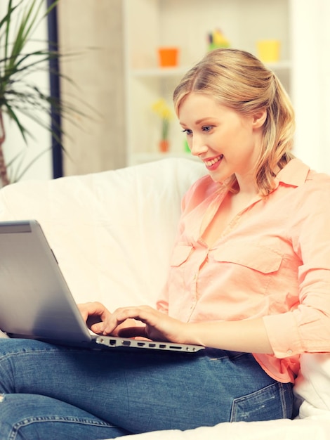 imagen de mujer feliz con computadora portátil