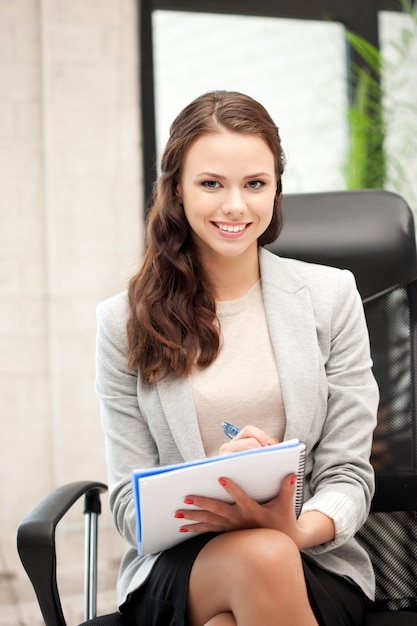 imagen de mujer feliz con gran bloc de notas