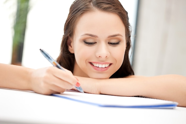 imagen de mujer feliz con gran bloc de notas