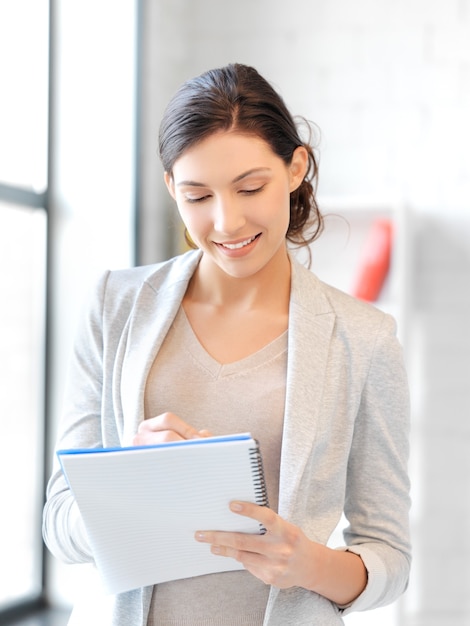 imagen de mujer feliz con gran bloc de notas