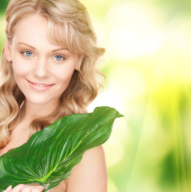 imagen de mujer feliz con hoja verde