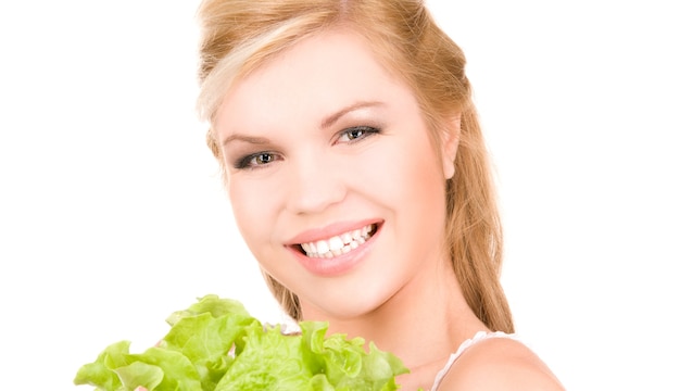 Imagen de mujer feliz con lechuga sobre blanco