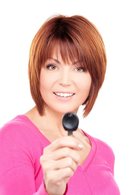 Imagen de mujer feliz con llave de coche sobre blanco