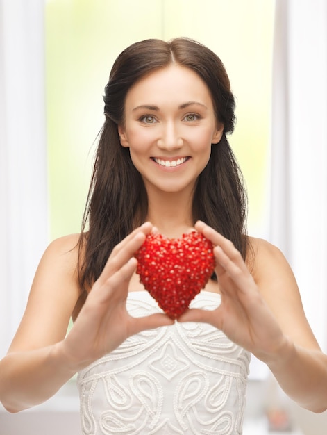 imagen de mujer feliz mostrando forma de corazón