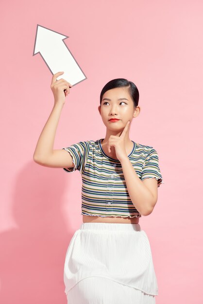 Imagen de mujer feliz con signo de flecha de dirección