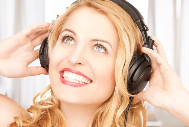 imagen de mujer feliz y sonriente con auriculares