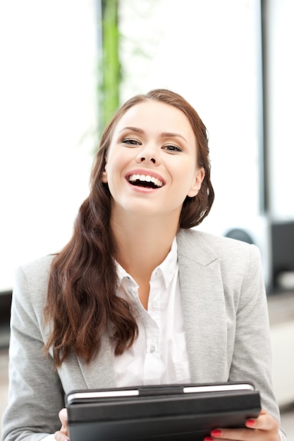 imagen de mujer feliz con tablet pc