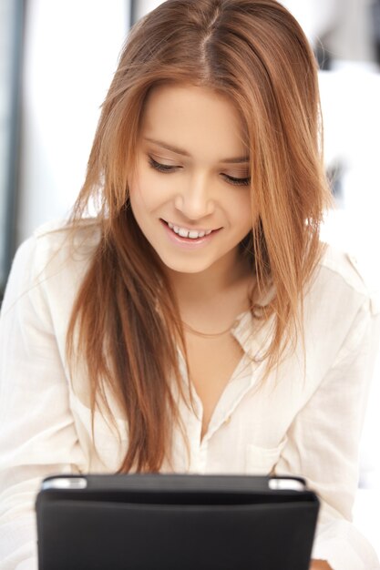 imagen de mujer feliz con tablet pc