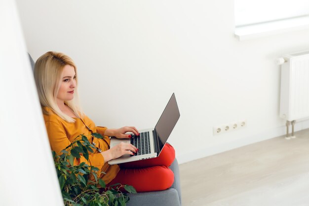 imagen de mujer feliz usando laptop en casa