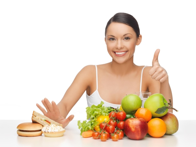 Foto imagen de mujer con frutas mostrando los pulgares para arriba