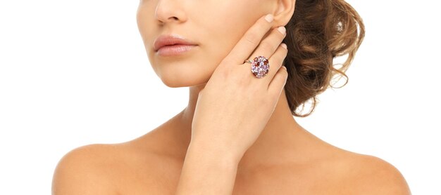 imagen de mujer hermosa con anillo de cóctel