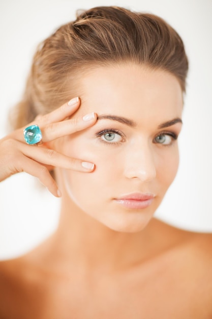 Foto imagen de mujer hermosa con un anillo de joyería