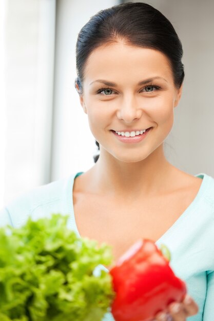 imagen de mujer hermosa en la cocina