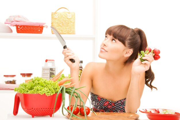 imagen de mujer hermosa en la cocina