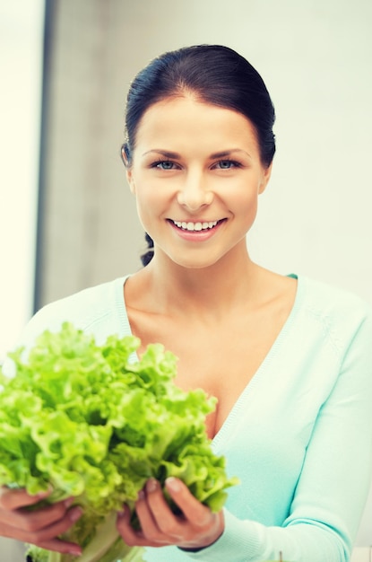 imagen de mujer hermosa en la cocina.