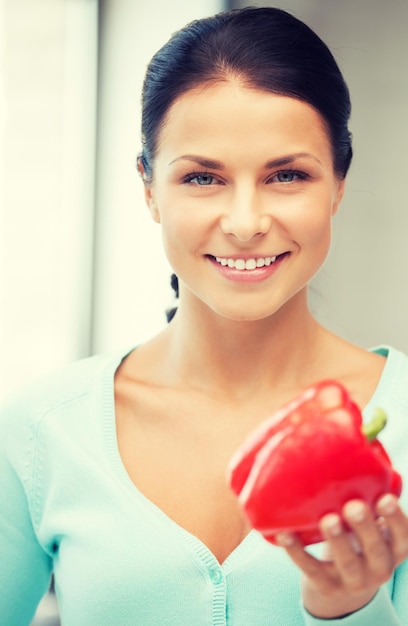 imagen de mujer hermosa en la cocina.