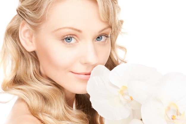 imagen de mujer hermosa con flor blanca