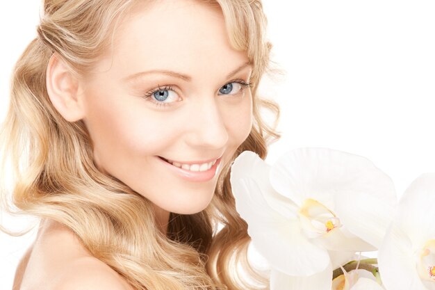 imagen de mujer hermosa con flor blanca