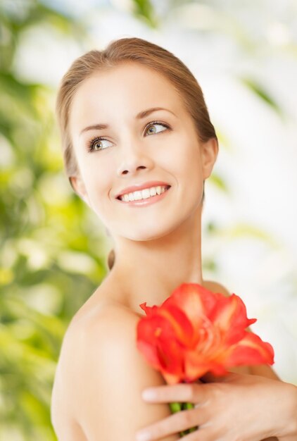 Foto imagen de mujer hermosa con flor de lirio rojo