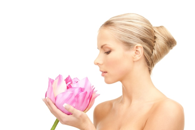 imagen de mujer hermosa con flor de loto