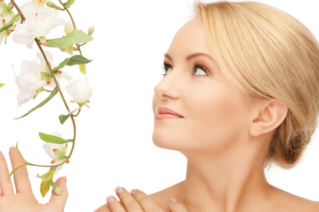 imagen de mujer hermosa con flor de orquídea