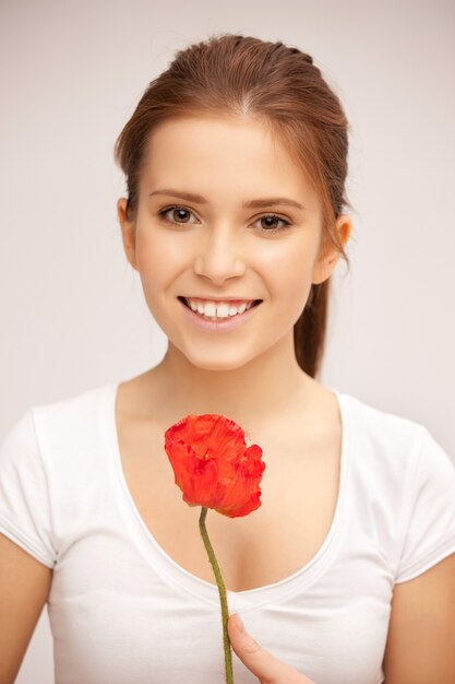 imagen de mujer hermosa con flor roja