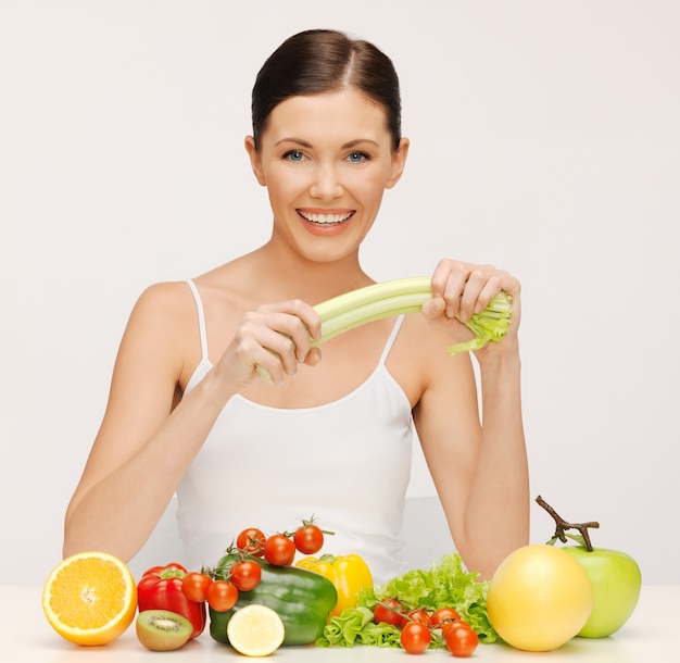 imagen de mujer hermosa con frutas y verduras