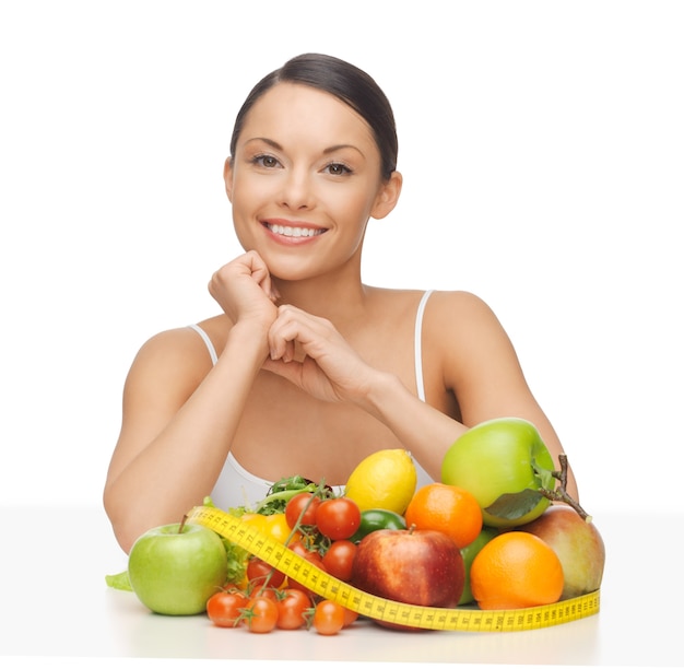 imagen de mujer hermosa con frutas y verduras