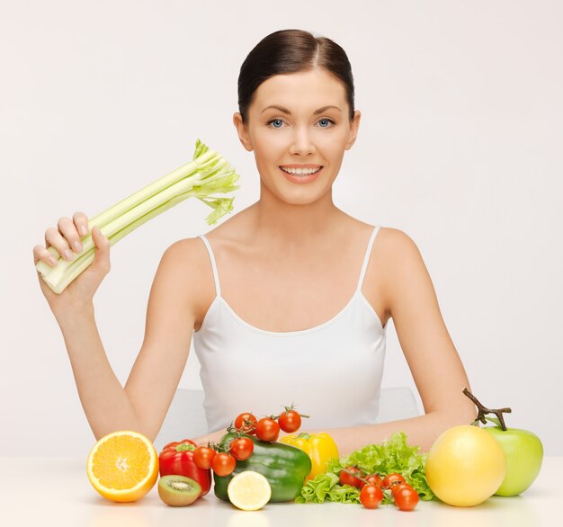 imagen de mujer hermosa con frutas y verduras