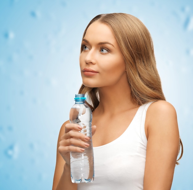 Foto imagen de mujer hermosa joven con botella de agua