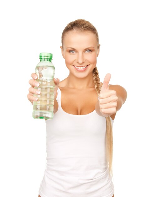 imagen de mujer hermosa joven con botella de agua