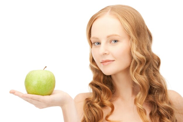 imagen de mujer hermosa joven con manzana verde.