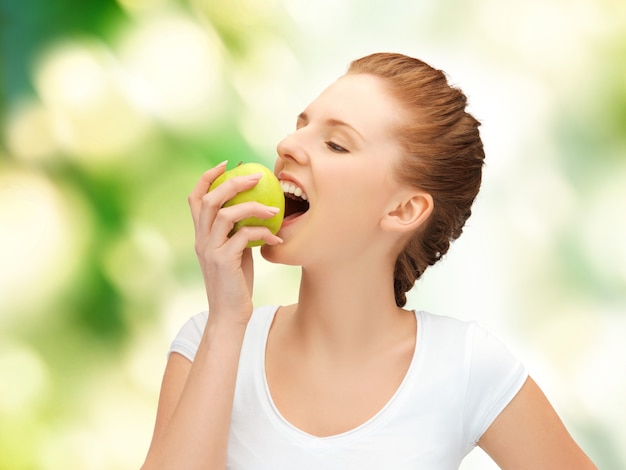 imagen de mujer hermosa joven con manzana verde.