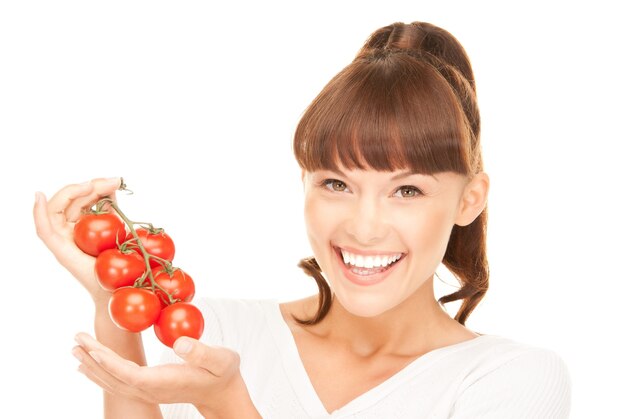 imagen de mujer hermosa joven con tomates maduros