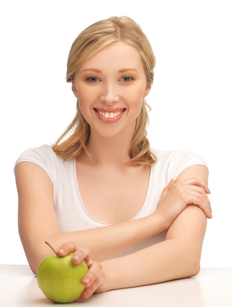 imagen de mujer hermosa con manzana verde.